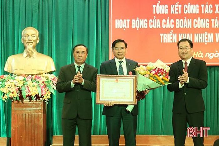 Thừa quyền Chủ tịch nước, Trưởng ban Tuyên giáo Tỉnh ủy Võ Hồng Hải trao Huân chương Lao động hạng 3 cho đồng chí Trần Xuân Lương – Phó Bí thư Thường trực Huyện ủy Lộc Hà.