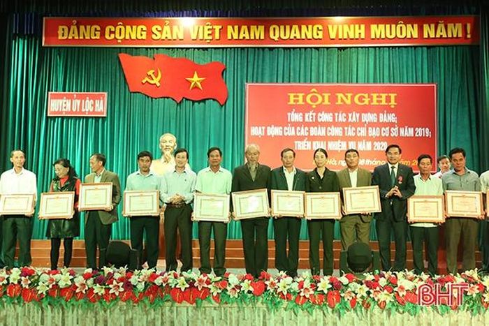 Lãnh đạo huyện Lộc Hà trao giấy khen cho 27 tập thể