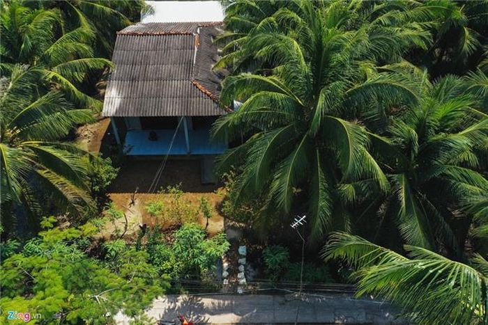 Phải bước qua chiếc cầu ọp ẹp dựng tạm bằng gỗ và các bao cát bắc qua mương dẫn nước để vào được nhà. Nơi ở hiện tại của cha mẹ Jack không có nhiều đồ giá trị. Cha của Jack đón tiếp phóng viên sau khi vừa cắt cỏ cho dê ăn. Ông chia sẻ với gương mặt buồn bã rằng hiện tại sức khỏe của con trai đã ổn tuy nhiên phải chú ý việc ăn uống, công việc.