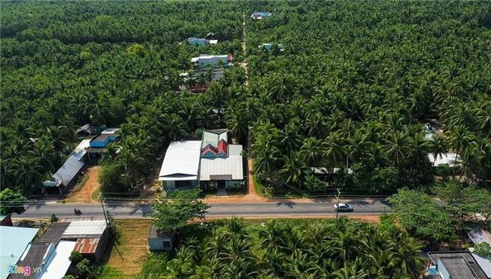 Nhà của Jack tại Bến Tre cách trung tâm TP.HCM hơn 100 km. Từ đường quốc lộ, mất khoảng 200 m để đi vào nhà nam ca sĩ thông qua một con đường nhỏ.