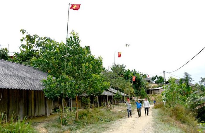 Cờ Tổ quốc được treo tại mỗi gia đình trên địa bàn xã Xuân Lập.