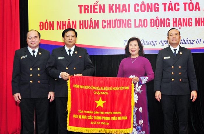 Đồng chí Nguyễn Thúy Hiền, Phó Chánh án TAND tối cao trao Cờ thi đua của Chính phủ cho TAND tỉnh.