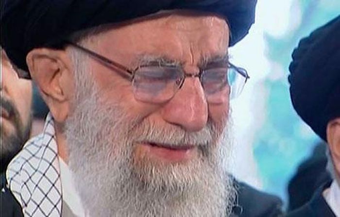 Đại Giáo chủ Ali Khamenei khóc thương trong lễ tang Tướng Soleimani. 