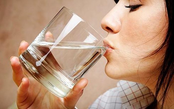 Uống nước nhiều giúp cải thiện lưu thông máu, giảm cân, chống cảm lạnh và viêm xoang...