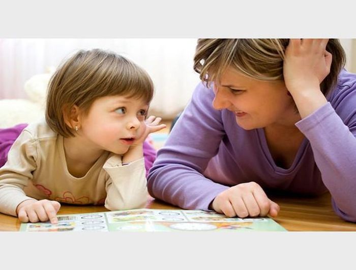 Cha mẹ có thể cùng con trò chuyện, đọc sách hoặc tham gia các hoạt động khác cùng con, giúp trẻ phát triển một cách toàn diện