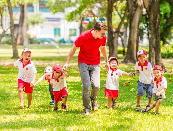 Đăng ký cho trẻ tham gia các lớp học kỹ năng, vừa giúp trẻ học hỏi, giao lưu kết bạn với bạn bè, vừa hạn chế được việc trẻ dùng điện thoại mỗi ngày
