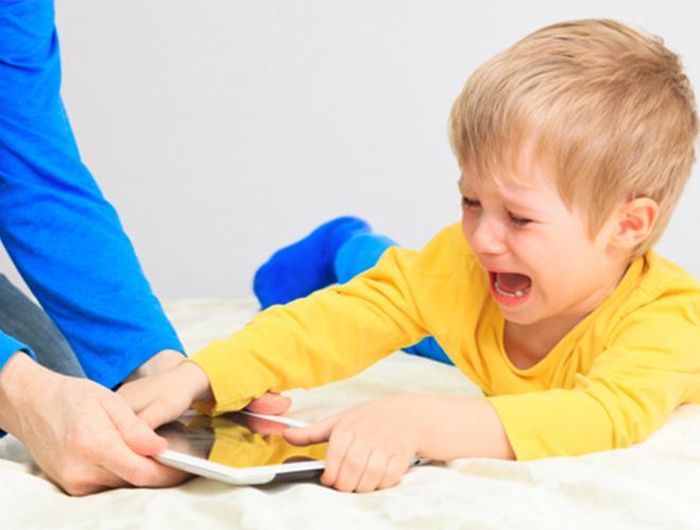 Việc “cai nghiện”điện thoại ở con trẻ không thể diễn ra một cách nhanh chóng, mà phụ huynh cần kiên trì, rèn cho con các thói quen tốt