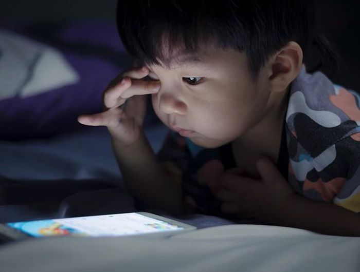 Không nên để trẻ dùng điện thoại một mình. Cha mẹ nên cùng con học tập, tìm kiếm thông tin bởi các bạn nhỏ rất dễ mất khả năng tập trung, bị thu hút bởi những trò chơi trên thiết bị thông minh