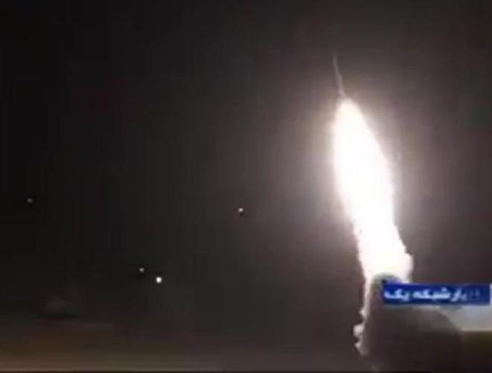  Các cuộc tấn công diễn ra vào lúc 1h20 sáng 8-1, sau khi các nhà lãnh đạo Iran hứa “trả thù” và “đáp trả tàn khốc” cho cái chết của tướng Qassem Soleimani, người bị máy bay không người lái của Mỹ bắn trúng ở Iraq vào tuần trước. 
