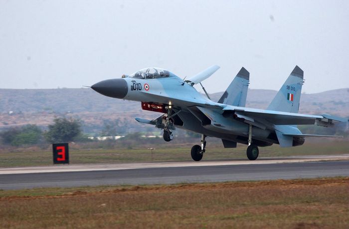 Kèm theo đó là việc Ấn Độ lắp ráp chiến đấu cơ Su-30MKI ở quy mô nhỏ dẫn tới giá thành bị đội lên quá cao. Nguồn ảnh: Pinterest.
