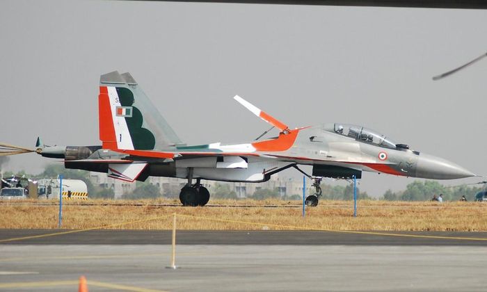 Năm ngoái, Không quân Ấn Độ cũng đã đặt mua thêm 40 chiến đấu cơ Su-30MKI từ Nga. Việc lắp ráp thêm 40 chiếc Su-30MKI nữa trong tương lai hứa hẹn sẽ kéo giá thành của loại chiến đấu cơ này xuống thấp hơn so với hiện tại. Nguồn ảnh: Pinterest.