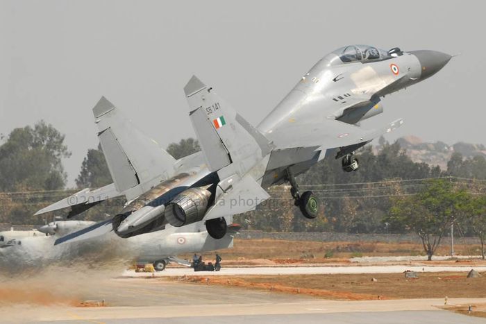 Theo thỏa thuận giữa Ấn Độ và Nga, quốc gia châu Á này sẽ mua 250 chiến đấu cơ Su-30MKI từ Nga, trong đó có 50 chiếc đầu tiên do Nga lắp ráp hoàn toàn và chuyển nguyên chiếc cho Ấn Độ. Nguồn ảnh: Pinterest.