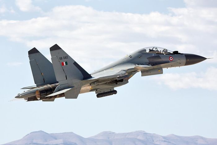 Sở dĩ có giá thành đắt hơn tới 1/3 này là do phiên bản Su-30MKI của Ấn Độ đã được nước này cải biên một vài chi tiết so với phiên bản gốc. Nguồn ảnh: Pinterest.