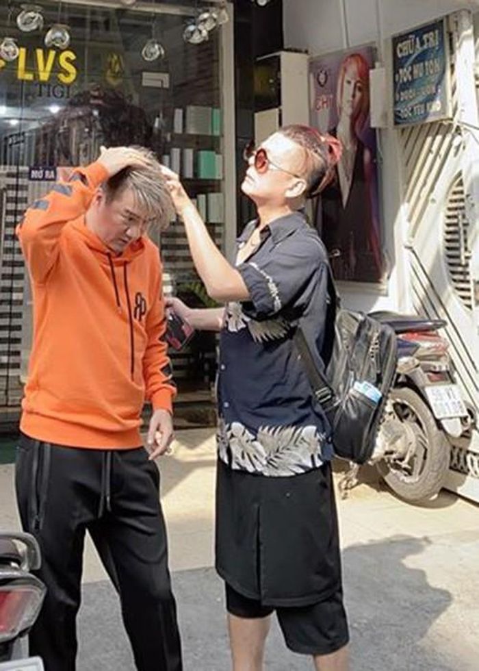 Đàm Vĩnh Hưng ban đầu định giấu fan và người thân nhưng chương trình có nhiều khán giả livestream nên quyết định nói ra. Nam ca sĩ cho rằng câu nói "sinh nghề tử nghiệp" là rất đúng.