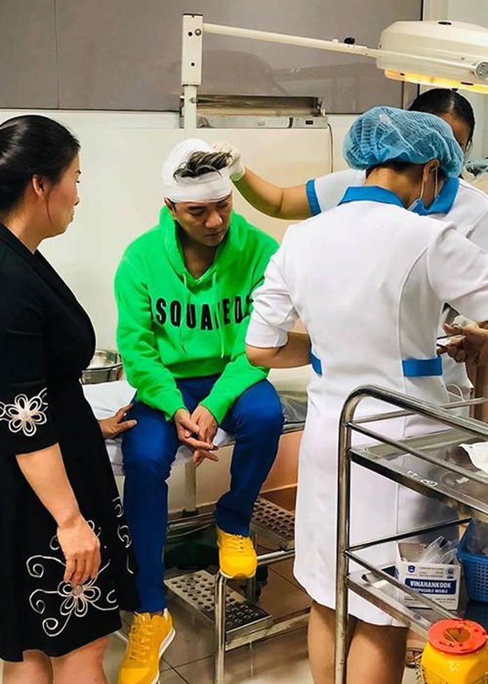 Vết thương của Đàm Vĩnh Hưng không phải khâu mà chỉ băng lại cho lành.