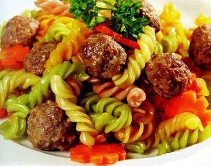 Mỳ xào sẽ tạo cảm giác no lâu nên đây là một trong những món ăn ưa thích cho những ai đang đói bụng. Vấn đề nằm ở chỗ, mì thuộc nhóm thực phẩm gây béo phì. Nếu ăn nhiều mì vào ban đêm, bạn chắc chắn sẽ bị tăng cân. Ảnh minh họa: Internet