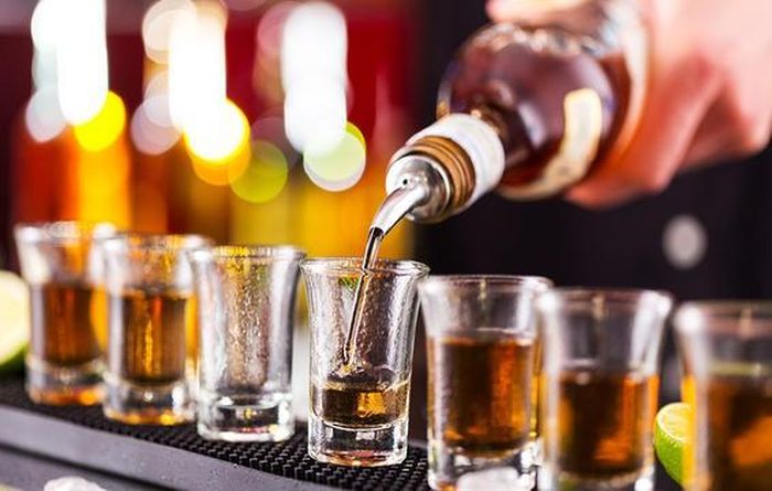 Việc nhâm nhi một cốc rượu lúc nửa đêm có vẻ rất hoàn hảo. Tuy nhiên, rượu sẽ khiến bạn thao thức, trằn trọc, khó ngủ. Ngay cả khi cố gắng chợp mắt được một lúc thì bạn cũng không đủ năng lượng hoạt động cho ngày hôm sau. Ảnh minh họa: Internet