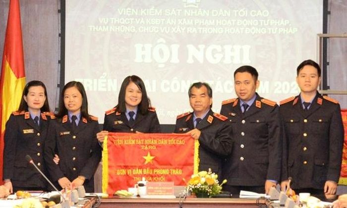 Vụ trưởng Vụ 6 Lại Văn Loan trao Cờ đơn vị dẫn đầu phong trào thi đua Khối tại hội nghị