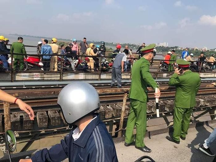 Lực lượng chức năng có mặt tiếp cận nam thanh niên (ảnh: báo Công Lý).