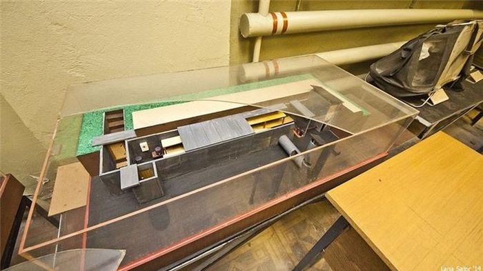 Những dụng cụ phục vụ công tác giảng dạy trong hầm trú ẩn của Liên Xô. 