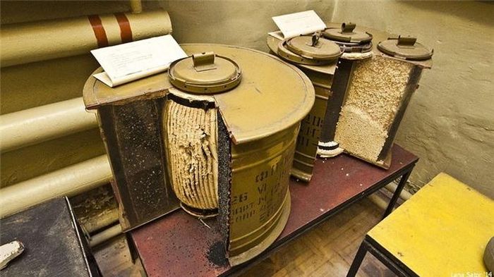  Những trang thiết bị trong hầm trú ẩn đã phai màu theo thời gian.