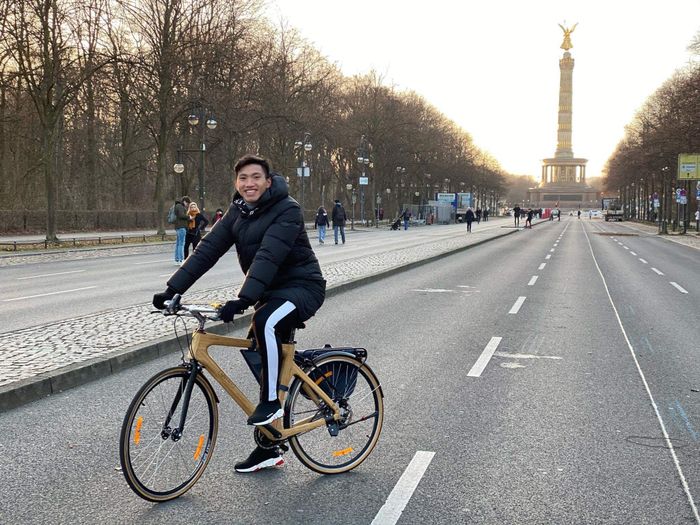 Đoàn Văn Hậu trên chiếc xe đạp Trevi Bike tại Berlin (Đức)