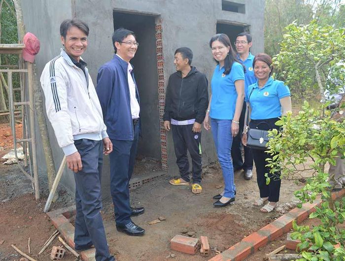 Hỗ trợ người dân làng Hà Nừng làm nhà tiêu hợp vệ sinh. Ảnh: Đ.Y