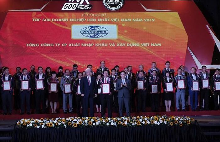 TCT CP Vinaconex vinh dự được bình chọn và đón nhận danh hiệu TOP 3 doanh nghiệp Xây dựng lớn nhất Việt Nam năm 2019 - do VNR500 công bố