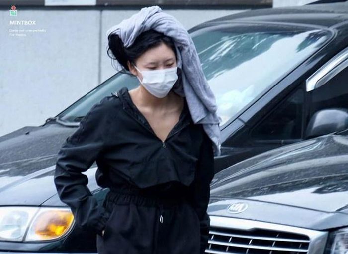  Trong lịch sử showbiz Hàn, lần đầu tiên có một nghệ sĩ dám ra đường mà vẫn còn để khăn quấn đầu sau khi vừa gội xong như Hwasa. Nhiều fan nhận xét thành viên của Mamamoo không chỉ cá tính, mà còn can đảm, bởi đối với người Hàn Quốc, đặc biệt là người của công chúng, hình ảnh bên ngoài rất quan trọng và luôn phải chỉn chu mọi lúc mọi nơi. 