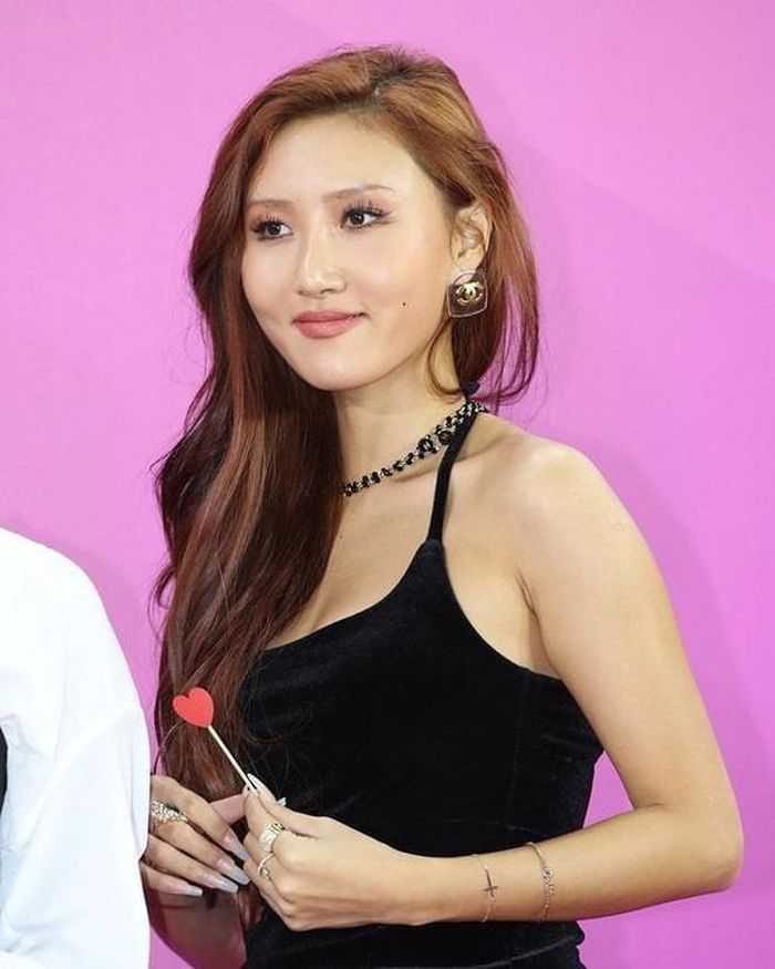 Tính cách của Hwasa cũng cá tính không kém. Sự mạnh mẽ và thẳng thắn của cô hóa ra lại trở thành công cụ đắc lực giúp nữ thần tượng vượt qua mọi định kiến và thu về lượng người hâm mộ đông đảo. Không hề ngông cuồng hay thiếu tinh tế, ngược lại rất sâu sắc và thâm thúy, từng phát ngôn "chất như nước cất" của Hwasa luôn được fan chia sẻ và học hỏi nhiệt tình. Điển hình như việc từng bị chỉ trích "rẻ tiền" khi diện bộ outfit màu đỏ cực sexy trong lần trình diễn tại một lễ trao giải, Hwasa không hề nóng vội tức giận đáp trả mà lặng lẽ đăng một tấm hình diện bikini đỏ lên mạng xã hội cùng dòng caption: "Tôi sẽ làm những gì tôi muốn làm cũng như mặc những gì tôi muốn mặc”. 