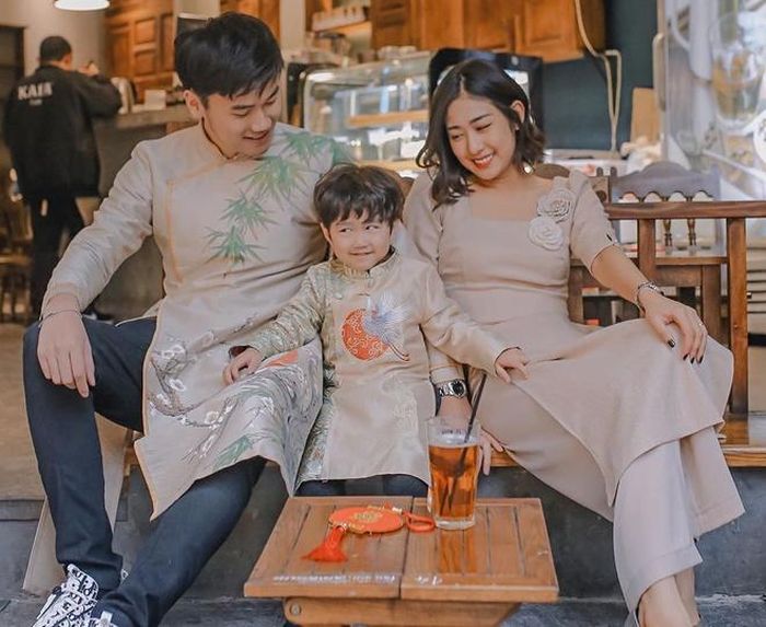  Hiện tại, cả nhà Tùng Sơn - Trang Lou và bé Xoài đang là hot family đình đám trên mạng. Tuy không hoạt động nghệ thuật, họ vẫn được nhiều người theo dõi bởi những khoảnh khắc đời thường bên gia đình. Hồi tháng 12/2019, em gái Huyme khoe mua xe hơi 5 tỷ vào dịp kỷ niệm 9 năm yêu nhau. Trước đó, họ được chú ý khi liên tục tậu nhà đẹp, xe sang. 