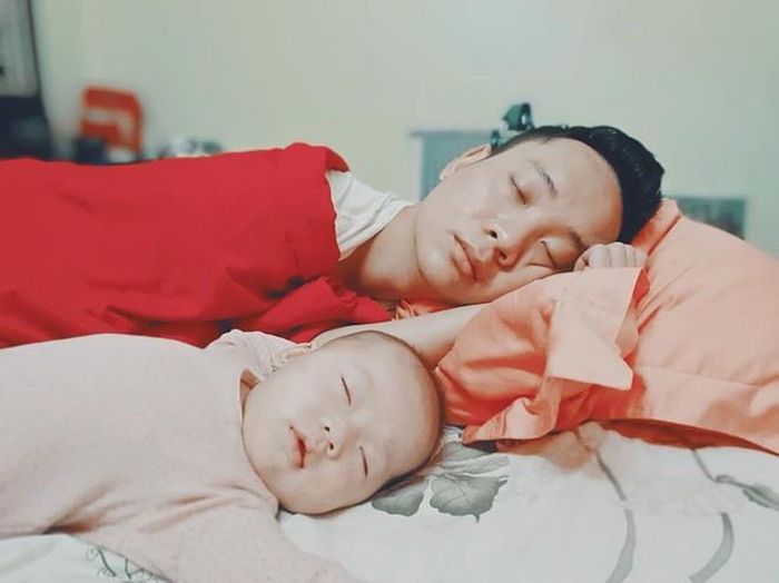  Dân mạng cho rằng sẽ là thiếu sót nếu không nhắc đến JustaTee và con gái khi đề cập đến những bố con giống nhau như đúc. Từ khi bé Cici ra đời, bạn bè liên tục trêu ghẹo hot girl THPT Phan Đình Phùng Trâm Anh là người "đẻ thuê" vì gương mặt của con gái giống hệt như ba. 