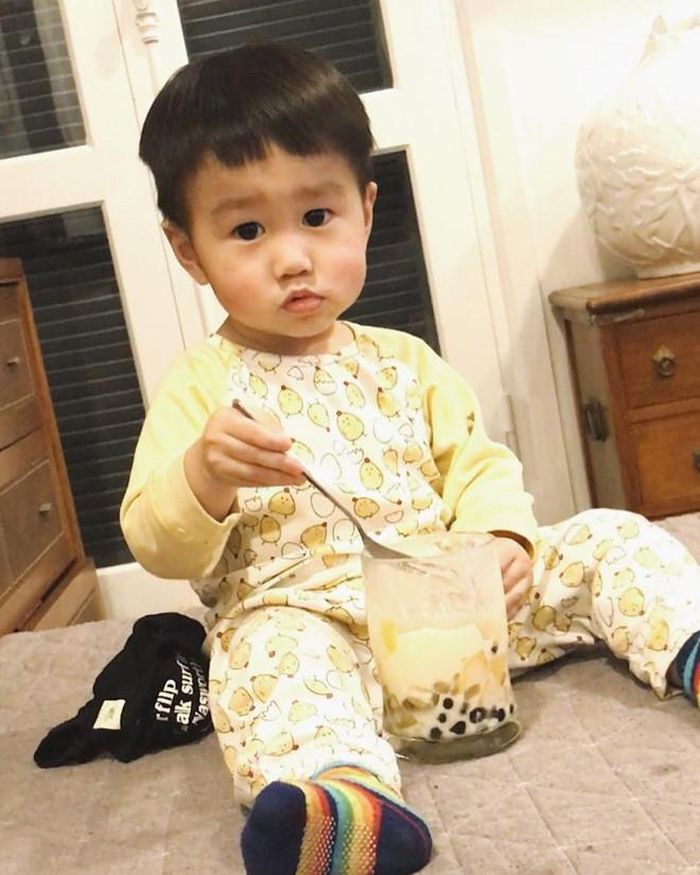 Trước đó, bé Xoài nhiều lần được nói có vẻ ngoài giống với người bác nổi tiếng - vlogger Huyme. Nếu không có dòng chú thích: "Chính ra hồi xưa nhìn gấu hơn bây giờ", không ít người cho rằng anh đang khoe ảnh của bé Xoài.