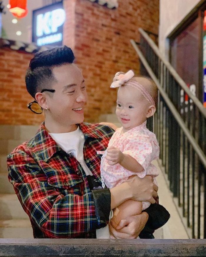 Không chỉ giống bố ở vẻ ngoài, bé Cici được cho là thừa hưởng tính cách vui vẻ và lầy lội hệt như JustaTee. Trong những bức ảnh gia đình, cô bé thường phối hợp ăn ý với bố và cho ra đời những bức ảnh "bá đạo".