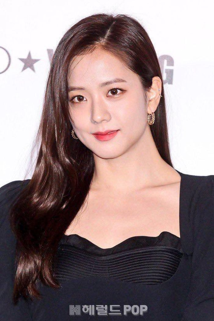 Bên cạnh những lời khen ngợi cho nhan sắc tự nhiên của nữ idol sinh năm 1995, một số ý kiến cho rằng việc Ji Soo lên cân rõ rệt khiến đường nét trên gương mặt cô trở nên thiếu thanh thoát. Hơn nữa, chiếc đầm màu đen cũng khiến Ji Soo trông già dặn hơn so với tuổi. 