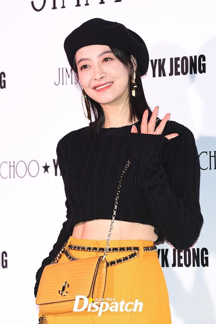 Diện áo len crop top kết hợp quần ống rộng màu sắc tương phản, nữ idol sinh năm 1987 cho thấy gu ăn mặc thời thượng và sự thăng hạng nhan sắc rõ rệt sau khi trở về quê nhà hoạt động.