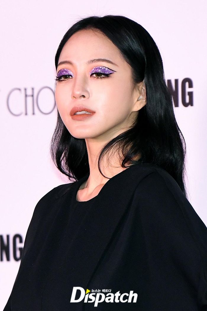 Bên cạnh đó, nữ diễn viên Han Ye Seul tiếp tục gây chú ý nhờ bộ trang phục đen tuyền và cách make up ma mị. Mỹ nhân U40 luôn khiến khán giả bất ngờ với sự thay đổi hình ảnh mỗi lần xuất hiện. Tuy vậy, dù theo phong cách nào, cô vẫn được khen ngợi về nhan sắc và thần thái nổi bật.