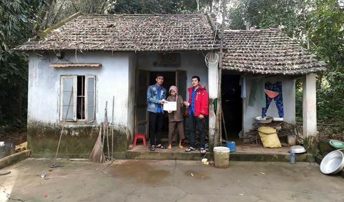 CLB Kết nối yêu thương đến trao số tiền 700 ngàn đồng trợ cấp hàng tháng cho cụ Minh.