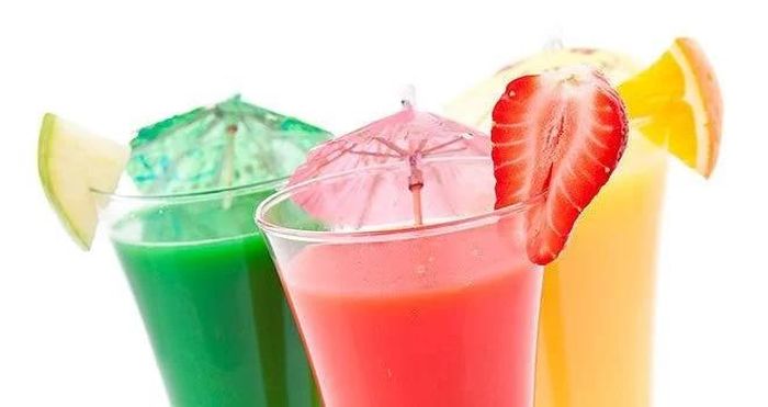 Thức uống chứa đường: Các loại nước ngọt thường chứa lượng đường lỏng HFCS cao. Uống các thức uống này kích thích cơ thể sản sinh thêm axit uric, tăng nguy cơ bệnh gút.