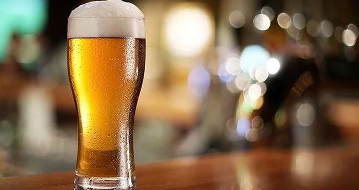 Bia: Những người mắc bệnh gút nên tránh uống bia. Sự phân rã bia trong cơ thể làm tăng vọt hàm lượng axit uric. Bia còn gây mất nước và làm chậm quá trình đào thải axit uric của cơ thể.