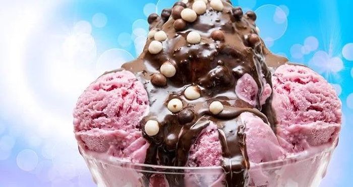 Các sản phẩm sữa nhiều béo: Có nhiều ý kiến trái chiều về tác động của các sản phẩm sữa đối với người bị bệnh gút. Hầu hết các nghiên cứu đều cho thấy ăn nhiều phô mai và sữa chua làm giảm nguy cơ bệnh gút. Tuy nhiên, người bệnh gút nên tránh uống quá nhiều sữa hay ăn quá nhiều kem. 