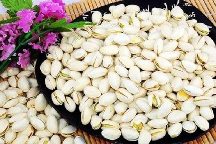 Hạt dẻ cười hay còn được gọi là “quả hồ trăn”, đây là món ăn vặt đắt khách dịp Tết bởi mùi vị thơm ngon. Tuy nhiên, do thị hiếu người dùng thích chọn sản phẩm bắt mắt nên nhà sản xuất sử dụng chất tẩy trắng clorin cực độc. Trong quá trình tẩy trắng, clorin dễ theo kẽ hạt thấm vào nhân. Ăn thường xuyên, dư lượng ngày càng nhiều, nếu gan không lọc được thì ung thư gan là điều không tránh khỏi.