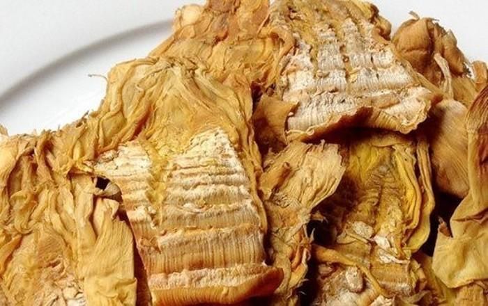 Măng khô là món ăn hầu như có mặt trong mỗi mâm cỗ của nhiều gia đình trong dịp Tết. Tuy nhiên, trong măng khô chứa thành phần lưu huỳnh - thường được sử dụng trong quá trình sấy khô măng để chống ẩm mốc, tạo màu vàng đẹp cho măng hơn hoặc ngâm hóa chất tẩy trắng để làm cho sản phẩm măng trắng hơn nhằm đánh lừa người tiêu dùng.