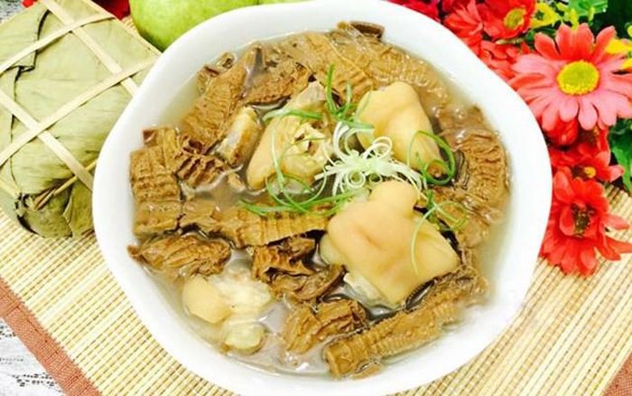 Theo một số chuyên gia, măng khô không tẩm hóa chất có màu vàng nâu nhạt, xuất hiện màu hổ phách, đường vân tỉ mỉ, bề rộng thịt dày, khi sờ vào không có cảm giác ẩm tay, có thể bẻ gãy được. Măng còn lưu giữ mùi thơm đặc trưng, không có mùi lạ, không bị mốc. 