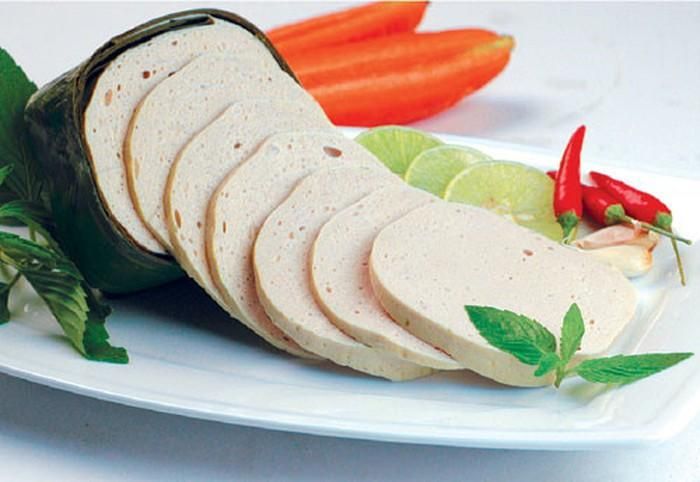 Nếu không lựa chọn giò, chả cẩn thận, người tiêu dùng phải đối mặt với nguy cơ ngộ độc hàn the. Đây là hóa chất thường được cho vào giò, chả mục đích tạo độ giòn, dai. Hàn the khi xâm nhập vào cơ thể với liều lượng cao sẽ gây ngộ độc cấp. Còn với liều lượng nhỏ, chúng sẽ tích tụ và gây ngộ độc gan, thận, rất nguy hiểm cho cơ thể.