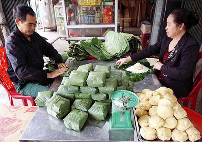 Ông Sỹ, bà Oanh gói bánh chưng Bờ đậu. 