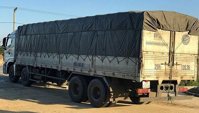 Chiếc xe tải chở hàng bị kiểm tra (ảnh: báo Tổ quốc).