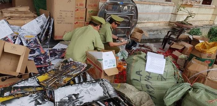 Lực lượng chức năng kiểm đếm số hàng thu giữ (ảnh: báo Công thương điện tử).