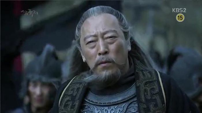  Trong khi đó, cha con Tào Tháo ăn uống không có chừng mực, thưởng thức nhiều món ngon của lạ và uống rượu nhiều. Có những hôm thức khuya xem tấu chương, binh pháp nên ngủ rất ít. 