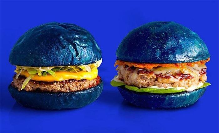 Hamburger xanh cổ điển: Để tạo ra bánh hamburger màu xanh, người ta dùng màu thực phẩm hoặc nước màu từ hoa đậu biếc để nhào bột, nặn thành những chiếc bánh mì hình tròn, đem nướng để có lớp vỏ giòn xanh đẹp mắt.